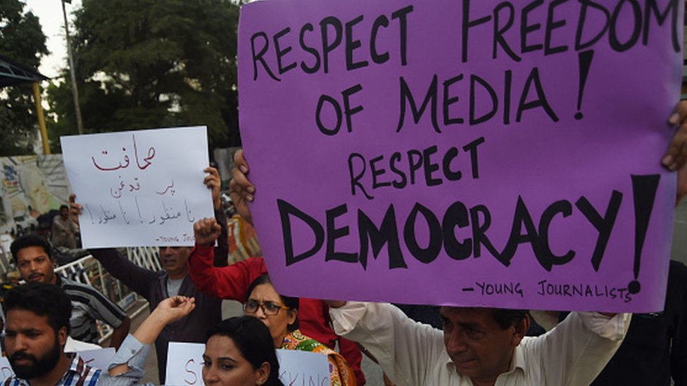 Пакистанские журналисты и активисты гражданского общества проводят демонстрацию в Карачи (28 октября 2017 г.)