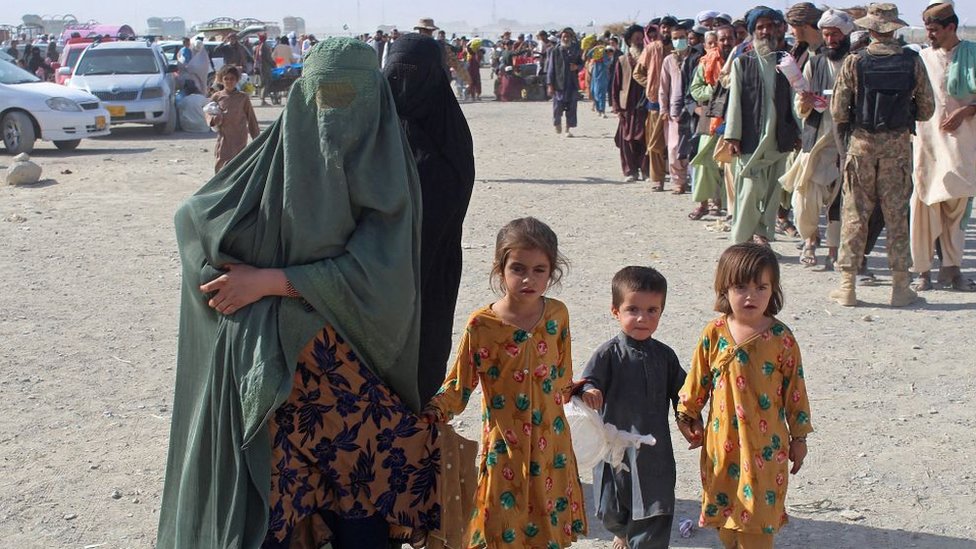 Personas huyen de Afganistán