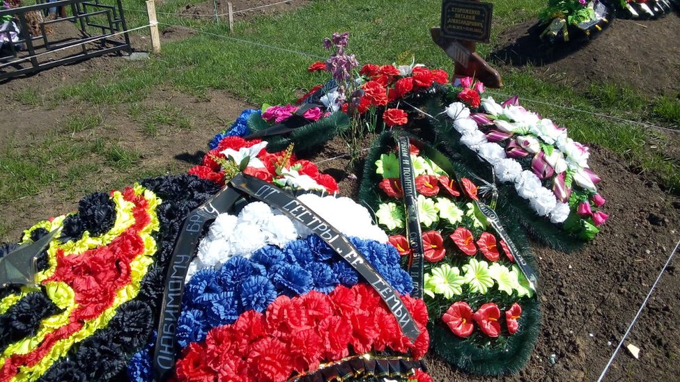 Arreglos florales en una tumba en Rusia