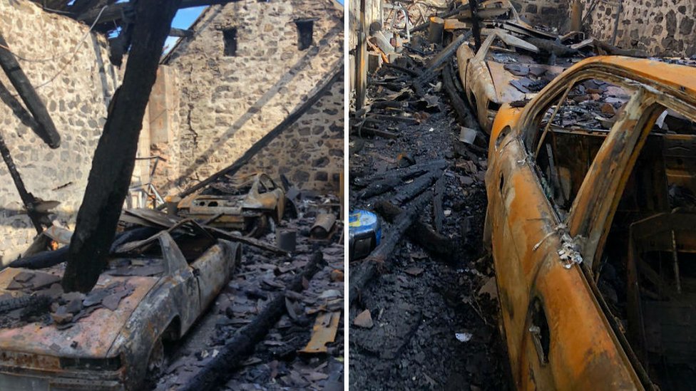 После пожара видно поврежденное здание и автомобили