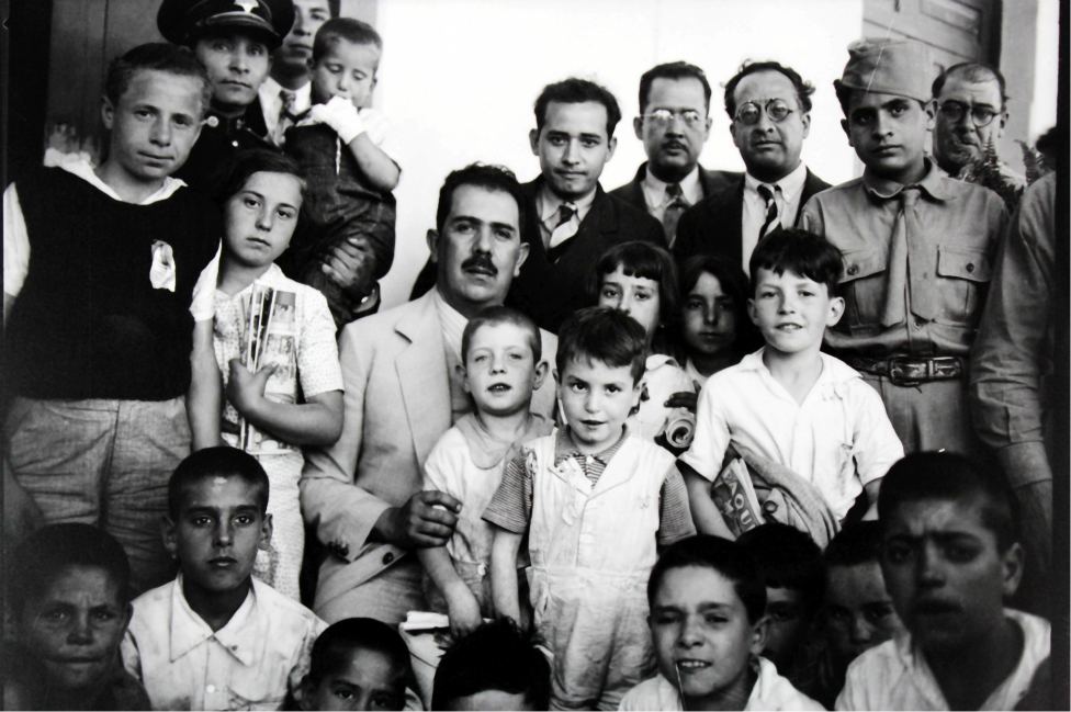 El presidente Lázaro Cárdenas con hijos de republicanos que fueron enviados para que no sufrieran la brutalidad de la guerra.