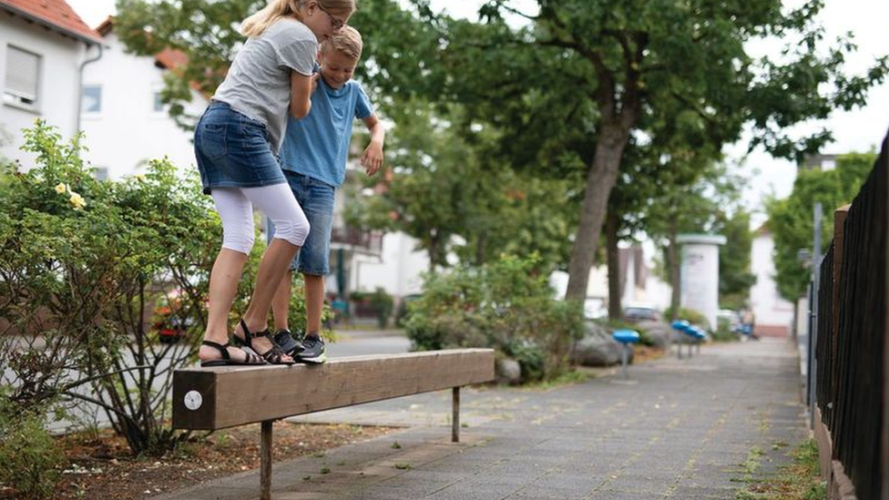 Estruturas criadas em Griesheim, Alemanha, para melhorar a travessia das crianças pelas ruas