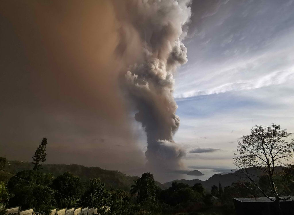 عمود من الرماد عقب انفجار بركان "تال، فوق مدينة تاغايتاي