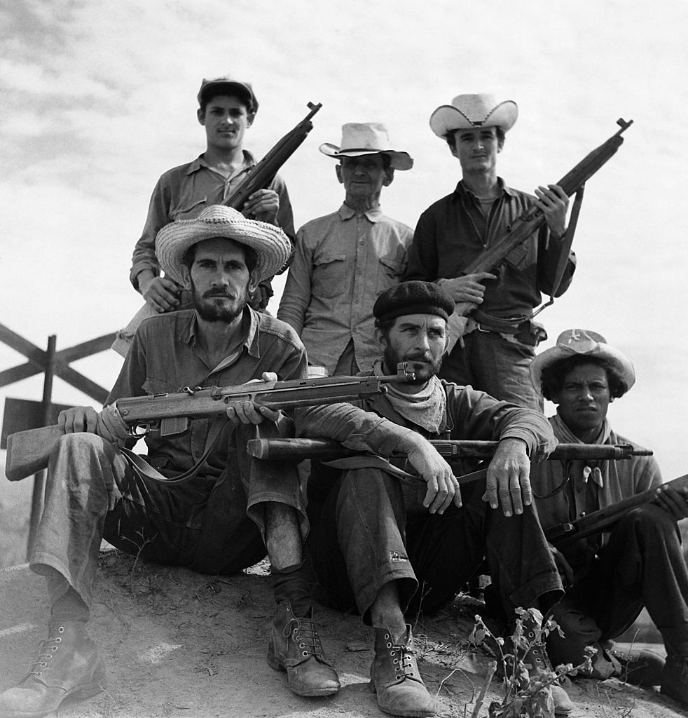 Jóvenes cubanos armados en 1962