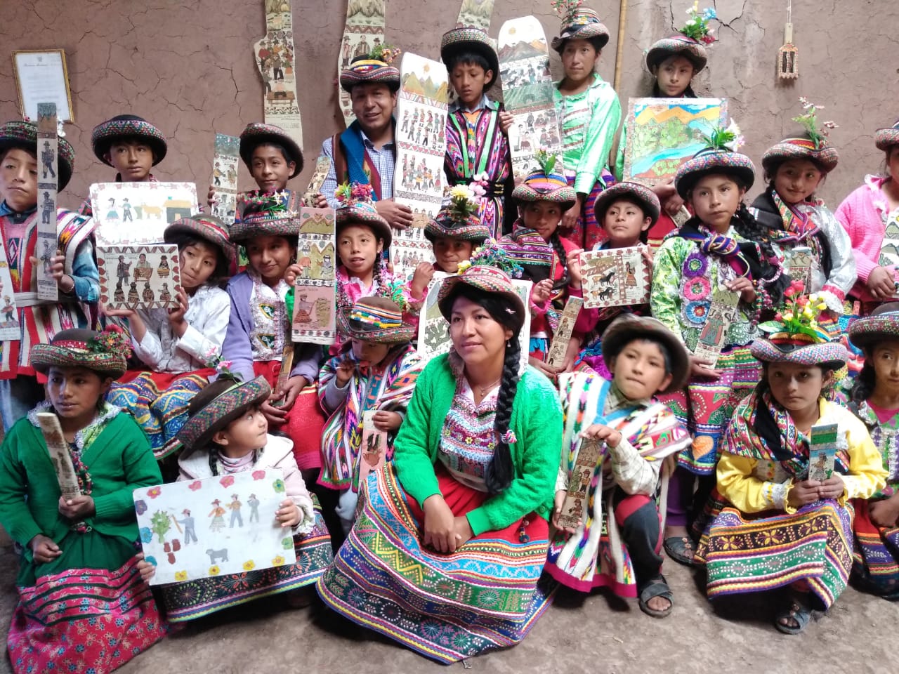 Venuca Evanán y niños en un taller de Tablas de Sarhua.