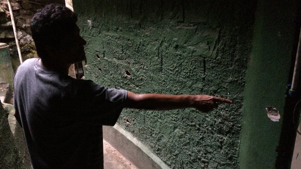 Un habitante de la favela de Dona Marta, Rio de Janeiro, muestra las marcas que dejó un tiroteo reciente.