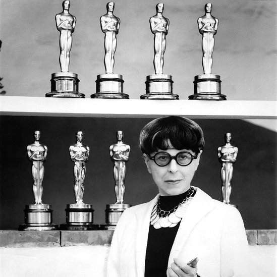 Edith Head, en su casa en Los Ángeles, California, los ocho Oscar que ganó. 20 de septiembre, 1979
