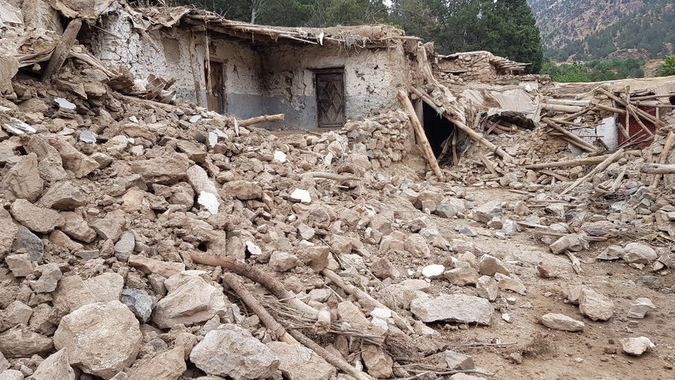 قال ناجون وعمال إنقاذ لبي بي سي إن قرى دُمرت بالكامل تقريبا بالقرب من مركز الزلزال