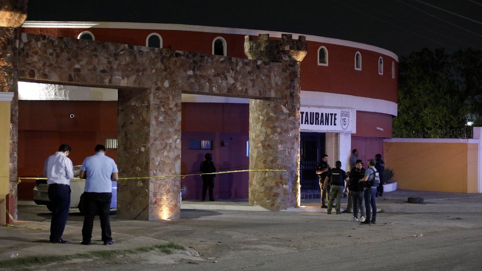 Policía investigando en el motel Nueva Castilla.