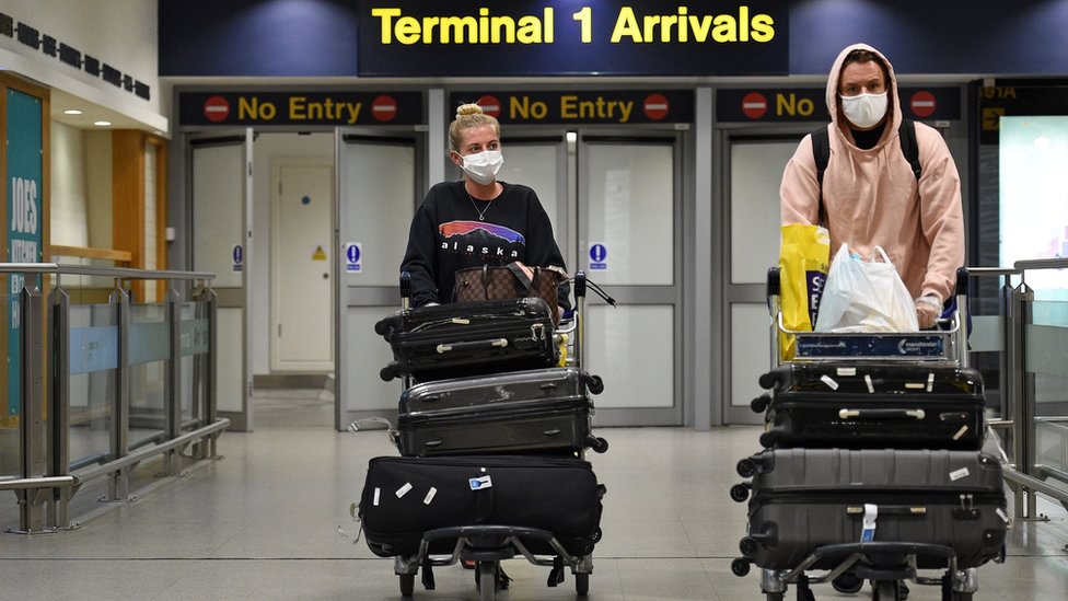 Пассажиры прибывают в аэропорт Манчестера