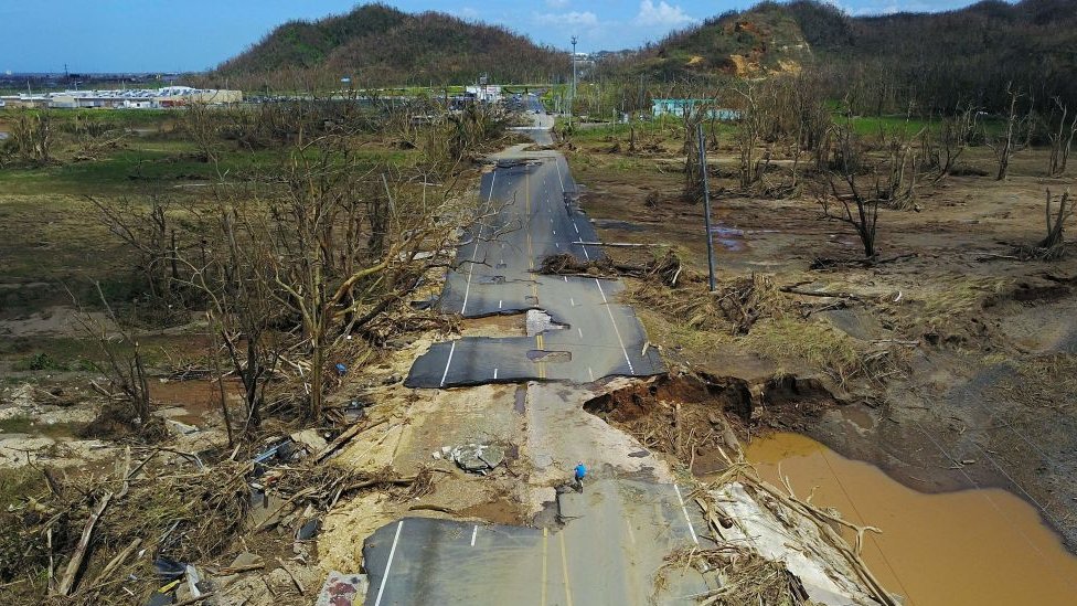 Carretera destruida en Puerto Rico luego del paso del huracán María