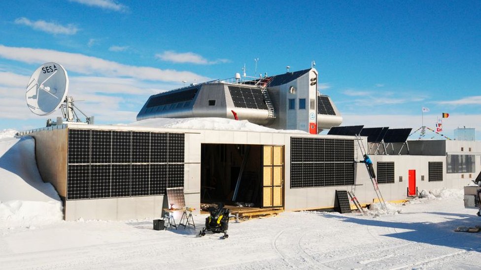 Foto do exterior da Estação de Pesquisa Polar