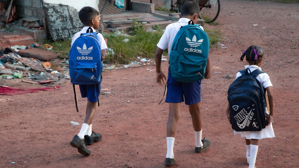 Anak-anak Sri Lanka berangkat ke sekolah