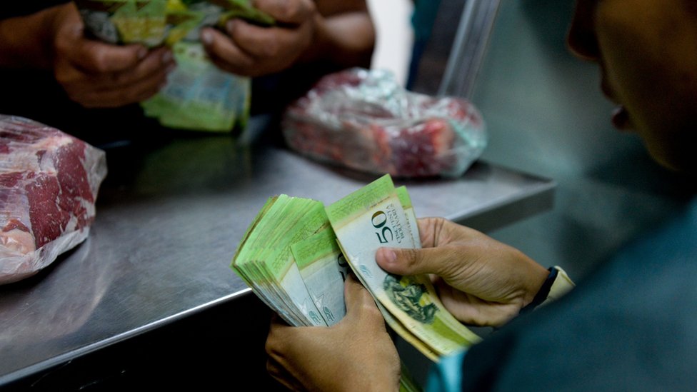 La carne es un producto caro para el venezolano medio y, por eso, su consumo desciende. Venezolano comprando carne.