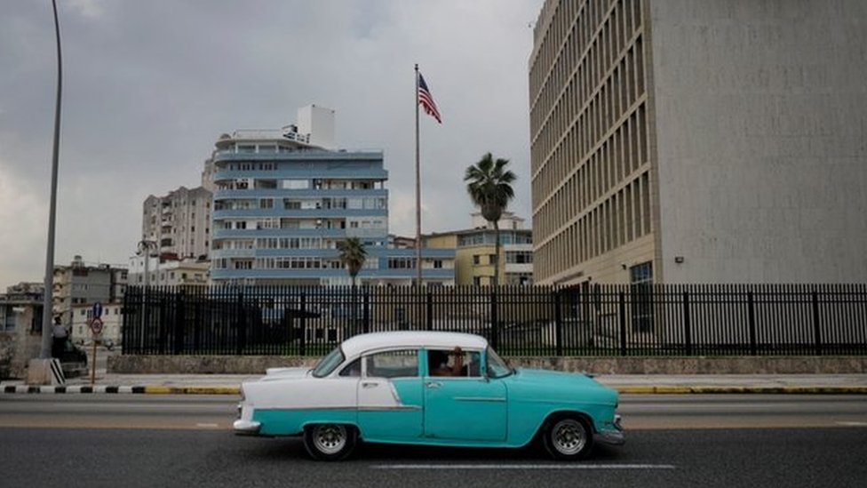 Auto en La Habana, cerca de la embajada de EE.UU.