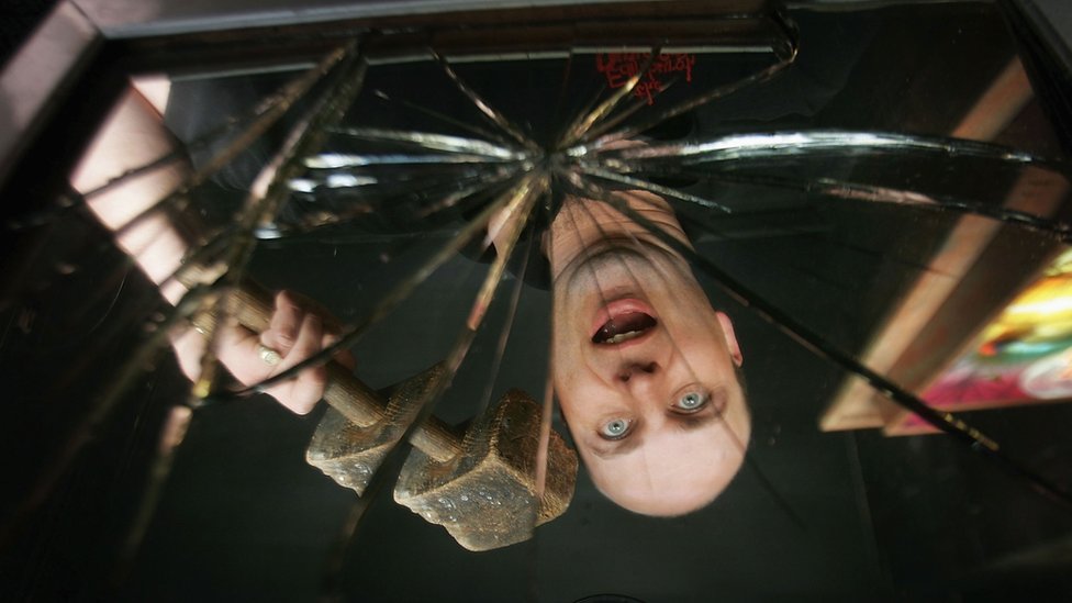 Los espejos ahora se hacen con polvo de aluminio y vidrio. Espejo roto con imagen reflejada