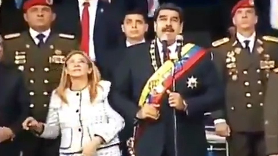 Maduro en el templete junto a su esposa