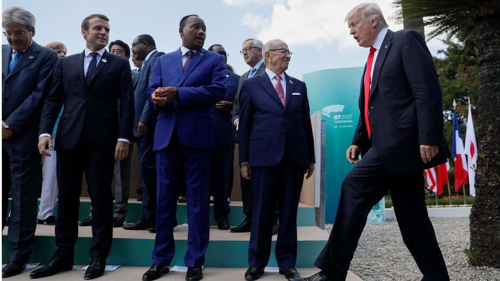 Президент США Дональд Трамп прибывает рядом с RL: президент Туниса Беджи Кайд Эссебси, президент Нигера Махамаду Иссуфу, президент Франции Эммануэль Макрон и премьер-министр Италии Паоло Джентилони для семейного фото на расширенной сессии саммита G7 в Таормине, Сицилия, Италия 27 мая 2017 г.