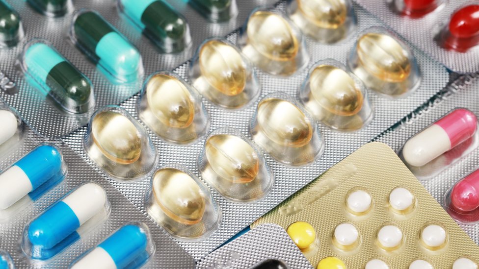 Distintos comprimidos o pastillas de antibióticos