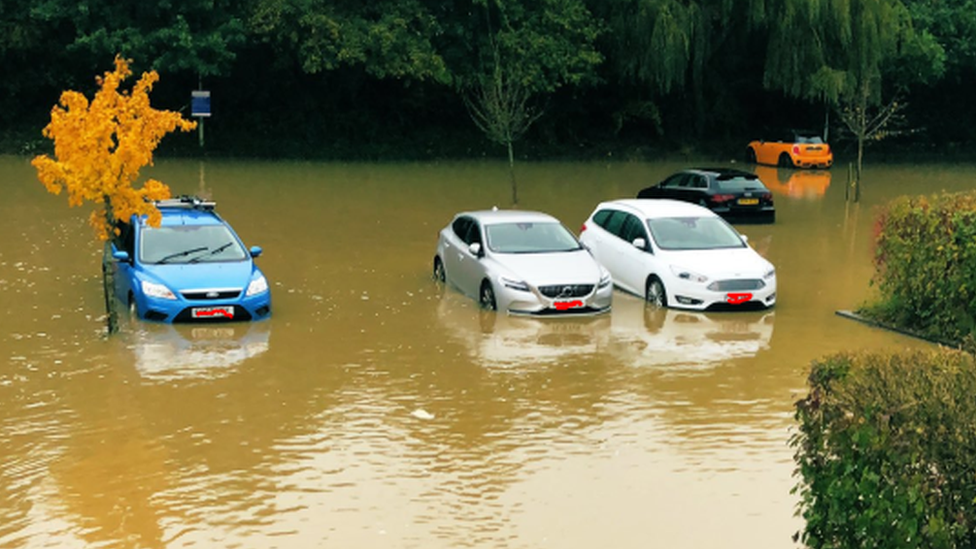 Машины в воде