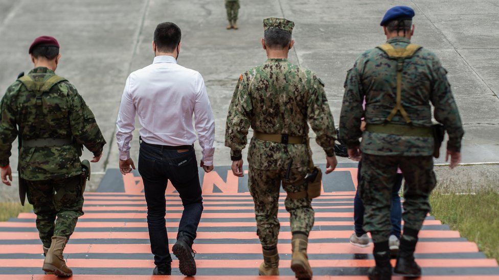 Militares bajan una escalera