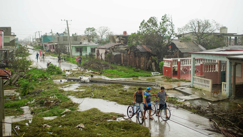 Ahora lo que preocupa a los habitantes es cuándo recuperarán sus casas. Destrucción a lo largo de una calle de Caibarién.