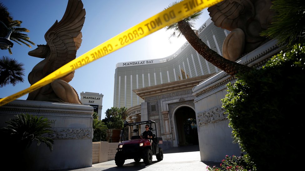 Tres días después del incidente, las investigaciones no han cesado. Hotel Mandalay Bay precintado por la policía.
