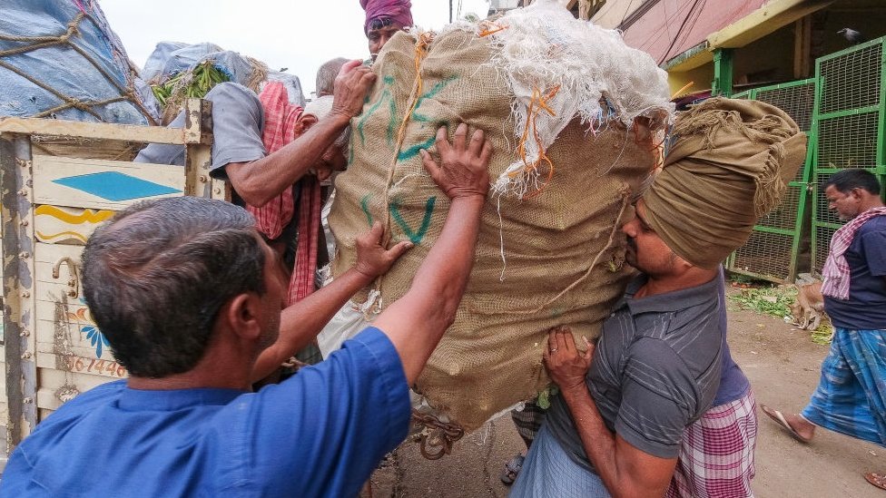 عمال في سوق المزارعين في الهند