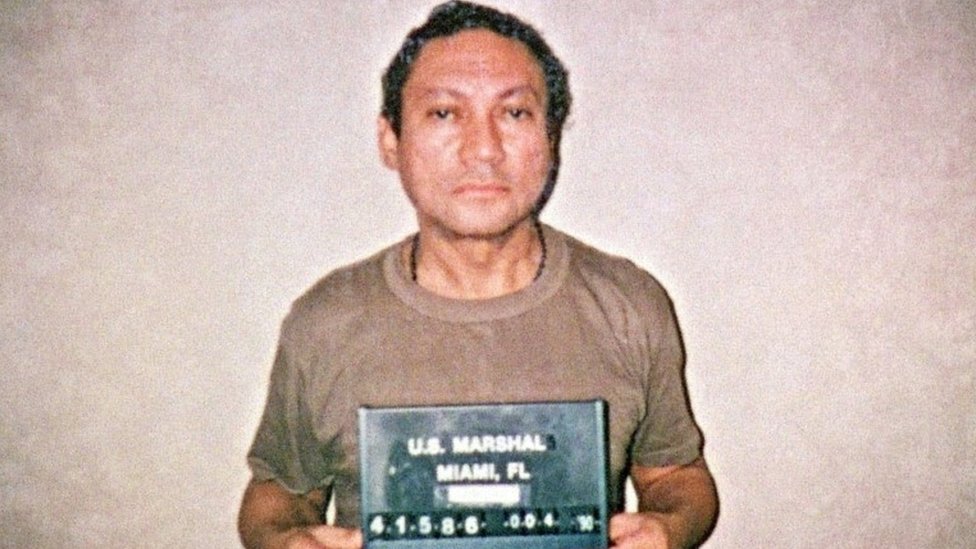 Раздаточный материал, предоставленный Маршаллом США и сделанный 4 января 1990 года, показывает бывшего панамского генерала Мануэля Антонио Норьеги в тюрьме США (переиздан 30 мая 2017 года