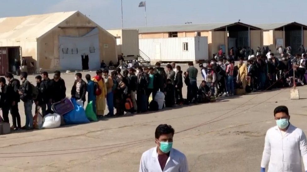 أشخاص يصطفون في طابور