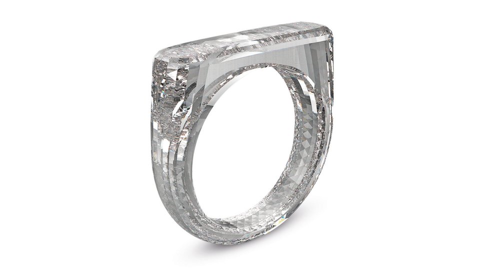 Un anillo hecho completamente de diamante
