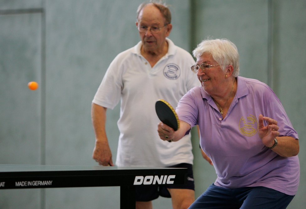Uzmanlar emekli olduktan sonra kadınların günde 1 saat, erkeklerin de 1,5 saat spor yapmasının ömrü uzattığını söylüyor