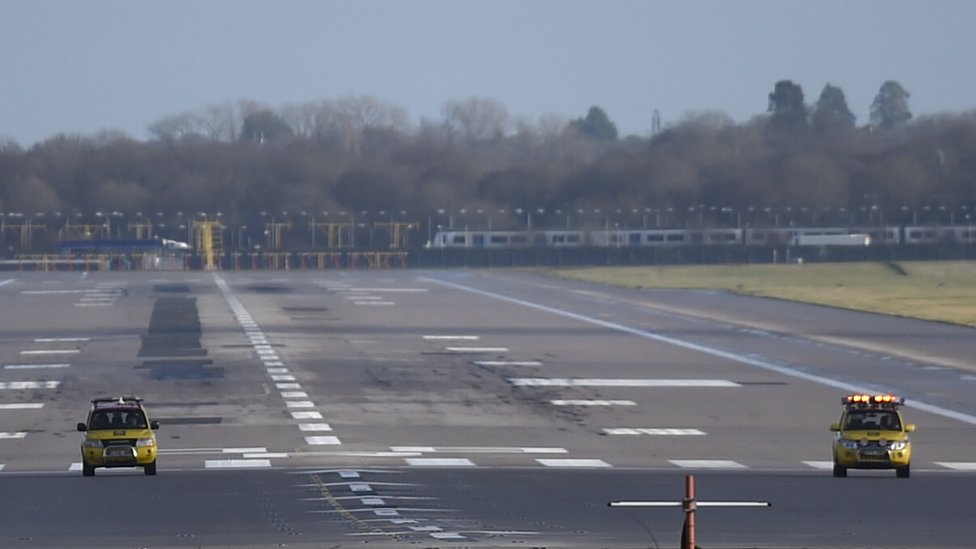 أغلق مطار غاتويك قرب لندن في أعقاب تحليق طائرات من دون طيار في محيطه