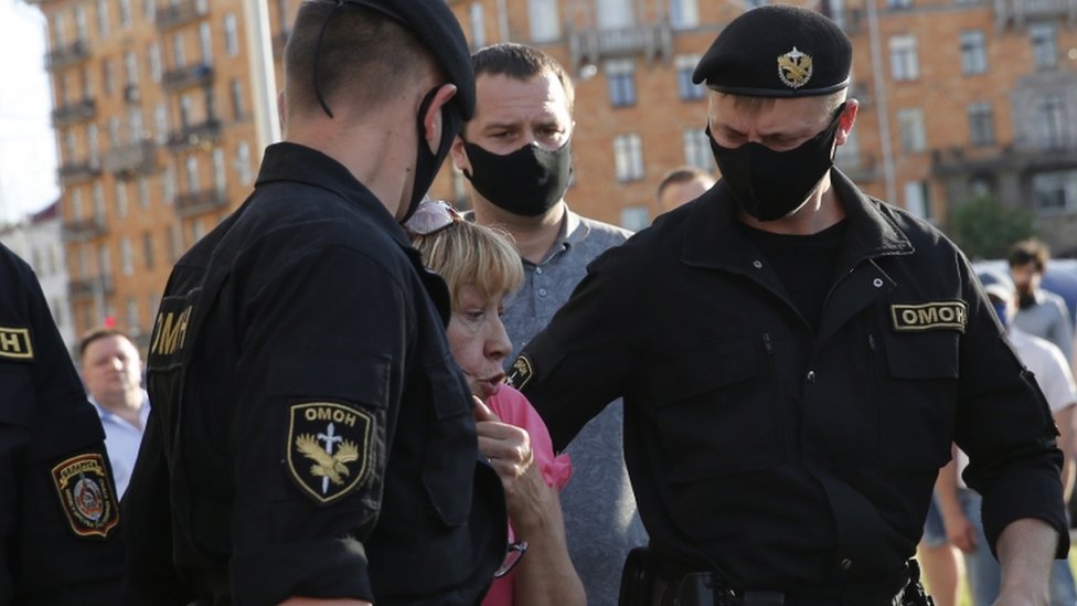 Протестующие собрались в пятницу в Минске, Беларусь, перед тем как въехать полиция