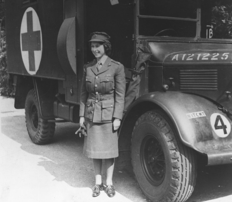 Princesa Elizabeth usando um uniforme militar.