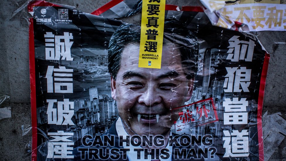 Плакат с изображением главного исполнительного директора Гонконга С.Я. Люна на стене на площадке протеста Occupy Central в районе Адмиралтейства 29 октября 2014 года в Гонконге