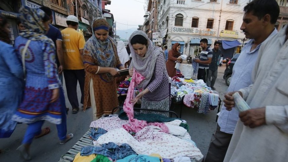 Покупатели рассматривают предложения на стенде открытого рынка в Лал Чоук, центральном центре деловой активности в Сринагаре, летней столице индийского Кашмира, 12 сентября 2016 года.