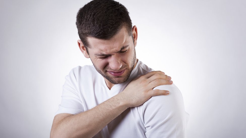 Cualquier músculo del cuerpo está expuesto a sufrir un calambre. Persona con dolor