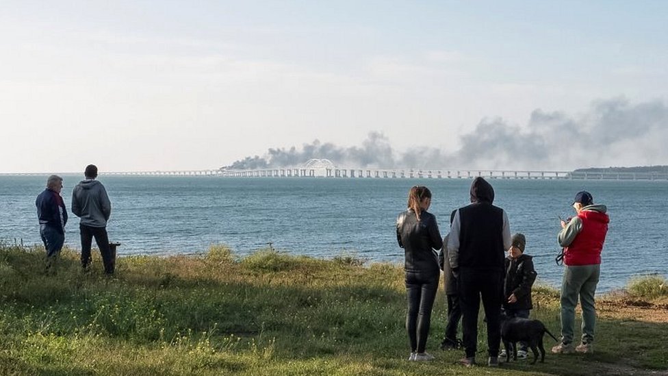 Pessoas observam incêndio na ponte