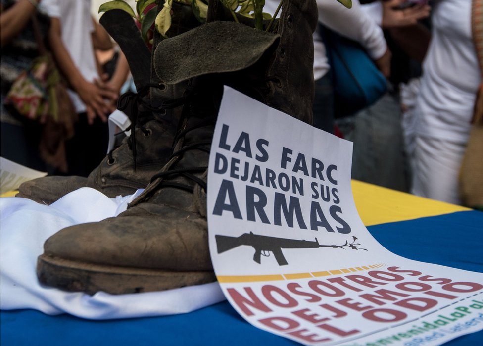 Las FARC le entregaron a la ONU la gran mayoría de sus 7.132 armas. Cartel celebrando el desarme