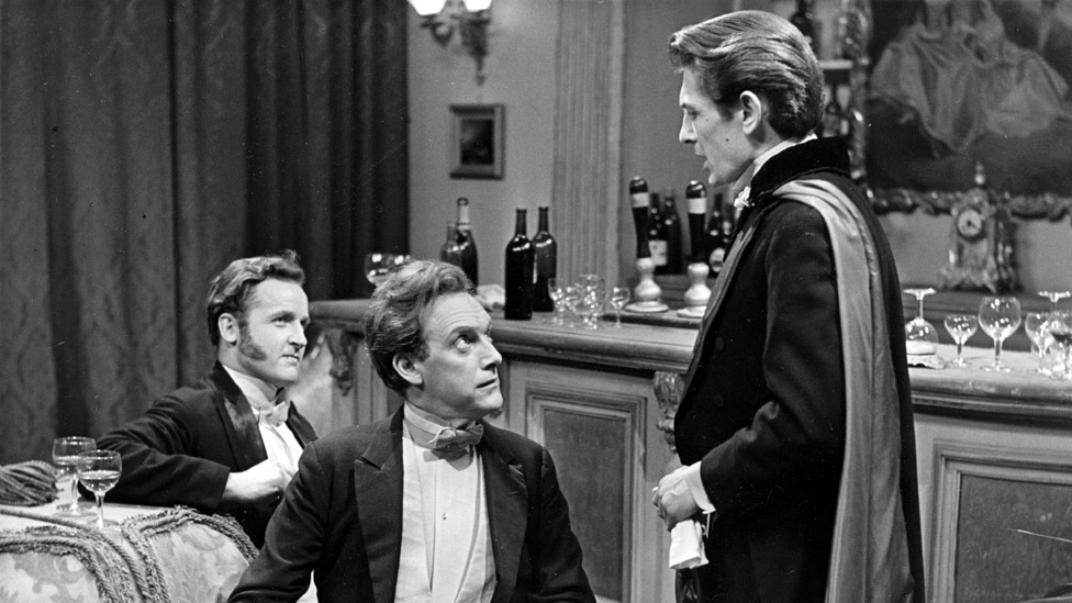 Николас Парсонс в роли Тэффи, Грэм Крауден в роли Сэнди и Эрик Лэндер в роли Билли в «Трилби» в 1959 году