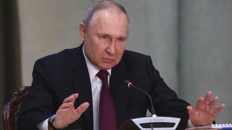روسيا وأوكرانيا: ما ثمن معارضة فلاديمير بوتين؟ 1 Russian President Vladimir Putin delivers a speech in Moscow, 15 March 2023