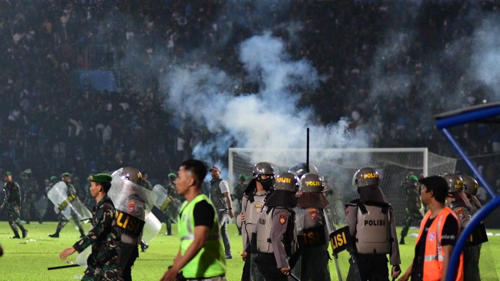 La policía indonesia dentro del estadio de Kanjuruhan.