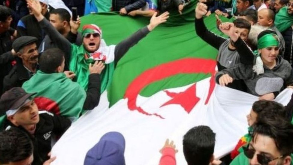 ربط بعض الكُتاب ذكرى استقلال الجزائر بالوحدة العربية والأحداث الراهنة في العالم العربي