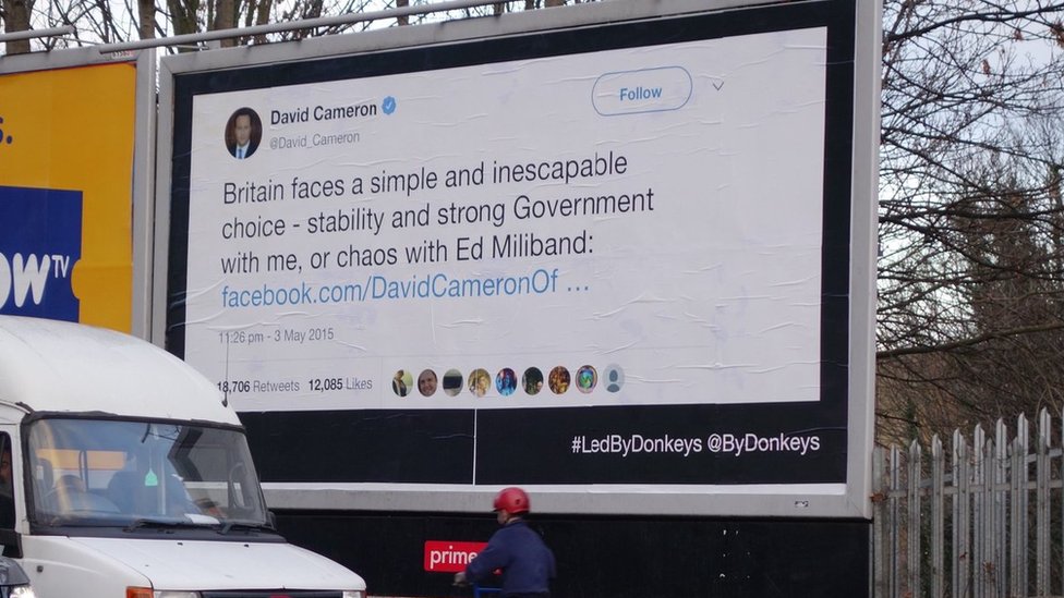 Твиттер бывшего премьер-министра Дэвида Кэмерона, в котором говорится: «Британия стоит перед простым и неизбежным выбором - стабильность и сильное правительство со мной, или хаос с Эдом Милибэндом» находится на рекламном щите рядом с A10 в Лондоне
