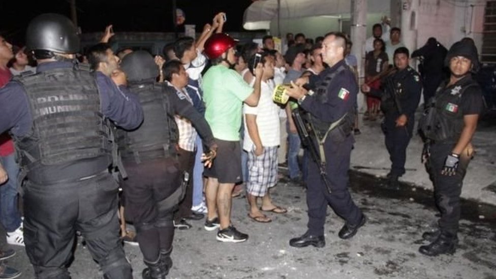 Las autoridades informaron que la multitud intentó ingresar en el apartamento de Makeev. Multitud