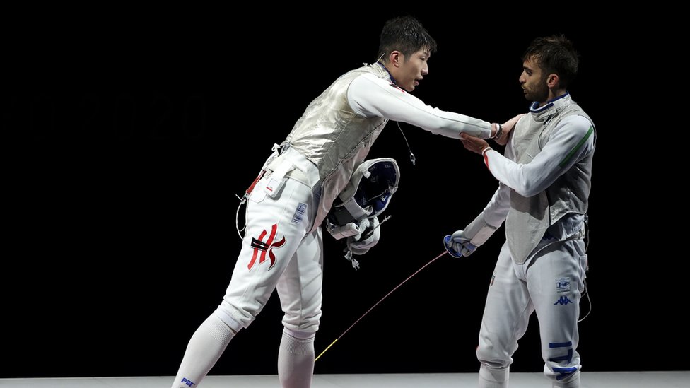 張家朗（左）與尼埃萊·加羅佐（右）在東京奧運男子花劍金牌賽上互相問好（26/7/2021）