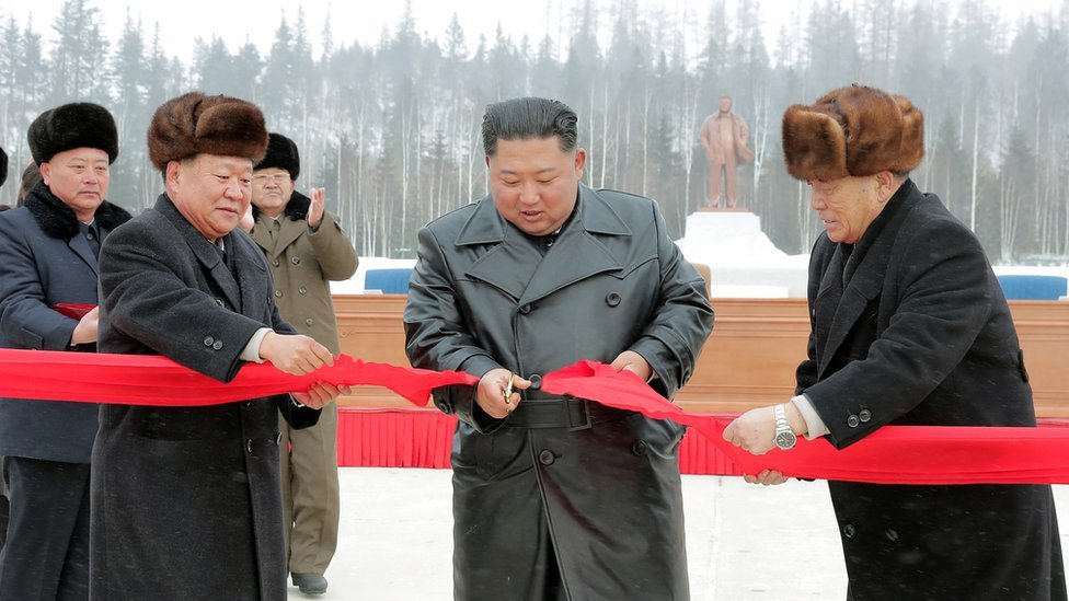 Kim Jong Un corta la cinta roja en la inauguración de Samjiyon