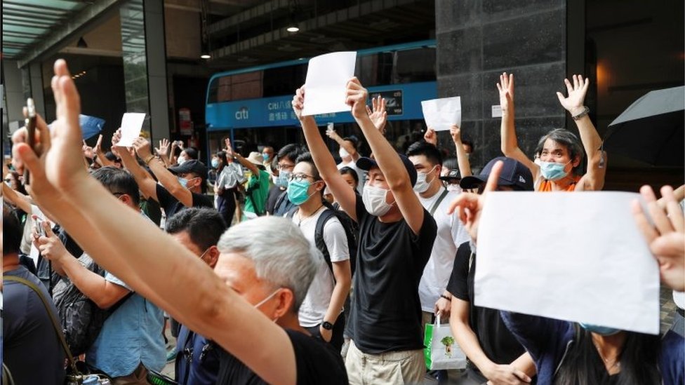 港區《國安法》通過後，白紙成為了香港示威者的工具，諷刺當局奪去了他們的言論自由。