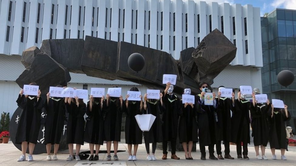 Студенты китайского университета держат в руках имена 12 человек, находящихся на территории материкового Китая